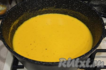 Прогреть тыквенный крем-суп, сваренный на курином бульоне со сливками, на среднем огне, помешивая. Суп должен хорошо прогреться, но он не должен закипеть.&nbsp;