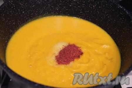 Тщательно пробить суп погружным блендером. Поставить тыквенный суп-пюре на огонь, добавить соль и специи, перемешать.