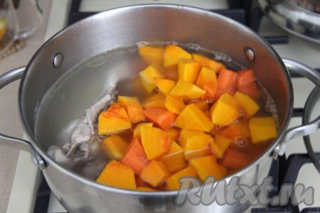 После того как курица проварится 30 минут, добавить в кастрюлю тыкву и морковь, дать закипеть и варить минут 20 (до мягкости овощей).