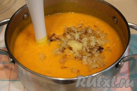 В тыквенный суп-пюре добавить жареный лук и пропущенный через пресс чеснок.