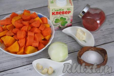 Морковь и тыкву нарезать на средние кусочки.