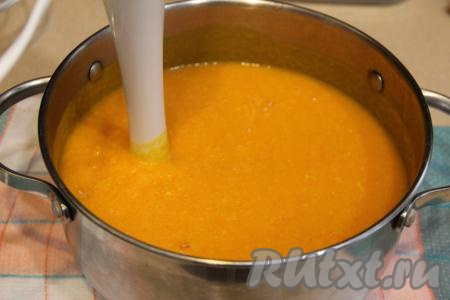 Тыкву, морковь и мясо пробить в курином бульоне погружным блендером до однородности.