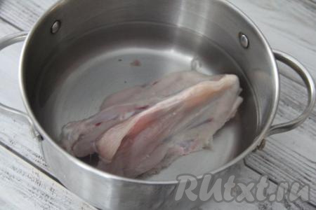 Куриное мясо на кости вымыть, выложить в кастрюлю, залить 1 литром воды, поставить на огонь. Как только бульон закипит, снять пенку и варить на небольшом огне минут 30.&nbsp;