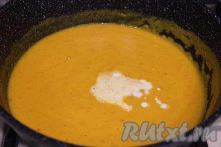 Влить в кастрюлю сливки и перемешать.&nbsp;