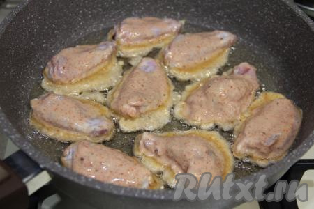 Аналогично покрыть кляром следующее крылышко и сразу выложить на сковороду. Покрываем кляром столько куриных крыльев, сколько одновременно поместятся на сковороду.