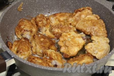 Жарить крылышки в кляре с двух сторон до золотистого цвета на среднем огне. Для того чтобы крылья равномерно приготовились и кляр не пригорел, я несколько раз их переворачивала. В общей сложности на жарку крылышек в кляре на сковороде мне потребовалось 20 минут.