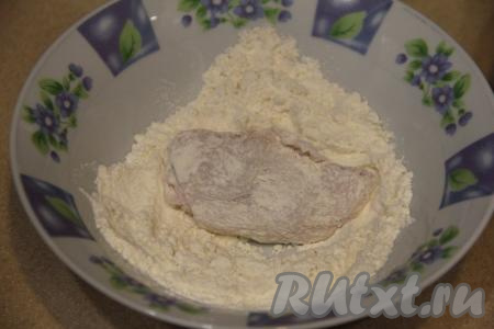 Разрезанные крылышки обвалять в муке со всех сторон.