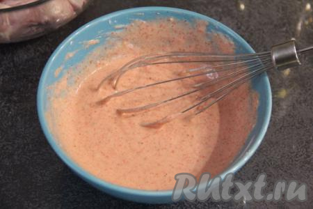 Перемешать кляр, он должен получиться однородным, не очень густым, но обвалакивающим, он будет напоминать густой кефир.