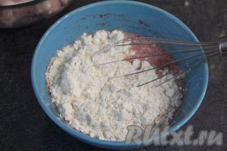 Затем всыпать муку.&nbsp;