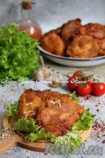 Готовые куриные крылышки в кляре&nbsp;переложить со сковороды на бумажное полотенце, чтобы удалить излишки жира. Постепенно покрыть кляром и пожарить все крылья.