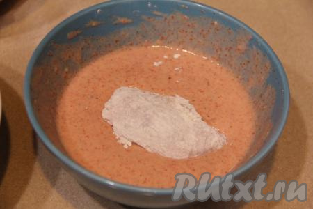 Сразу хорошо разогреть сковороду с растительным маслом. Обмакнуть вначале одно крыло в кляр со всех сторон. Кляр должен полностью покрыть крыло. Крылышко, покрытое кляром, сразу выкладывать на сковороду.