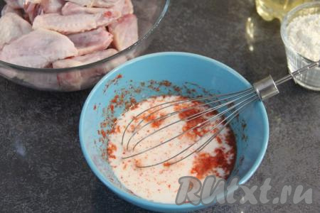 Влить в миску молоко и перемешать.