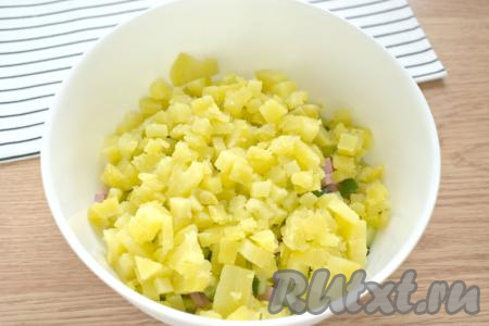 Картофель очищаем, нарезаем на маленькие кубики, тоже перекладываем в миску. Старайтесь, чтобы все ингредиенты, которые вы нарезаете, были одинакового размера. 