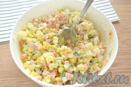 Перемешиваем салат, солим его и перчим по вкусу.