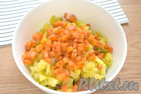 В эту же миску добавляем очищенную морковку, нарезанную на маленькие кубики.