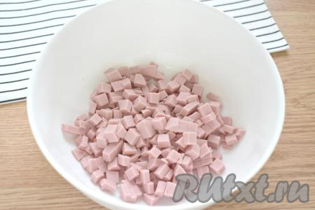 Колбасу нарезаем на маленькие кубики, выкладываем в миску.