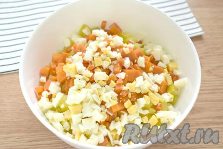 Сразу же выкладываем в миску очищенные яйца, нарезанные на маленькие кубики.