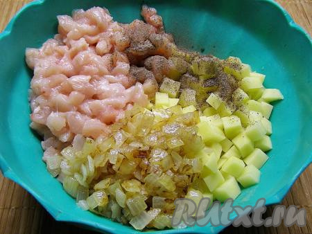 Перекладываем картошку, куриное мясо и лук в глубокую посуду, перчим, солим, перемешиваем и начинка для эчпочмаков готова.