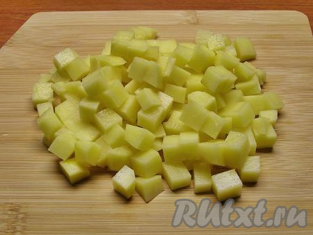 Для приготовления начинки чистим картофель и нарезаем его на маленькие кубики.
