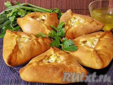 Готовые пирожки достаём из духовки, даём немного остыть и подаём сочные, ароматные и очень вкусные эчпочмаки с начинкой из курицы и картошки к столу. 