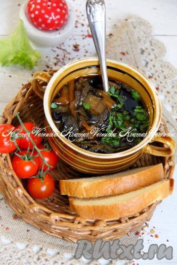 Вкуснейший грибной суп, сваренный из сушёных грибов, разлить из чаши мультиварки по тарелкам, дополнить, по желанию, сметаной, нарезанной зеленью и подать к столу. Уверена, это ароматное блюдо понравится многим!