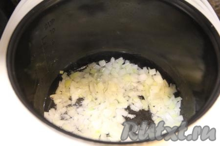 Почистить лук и морковь. В чашу мультиварки влить немного растительного масла, выставить режим "Жарка". Выложить в чашу мультиварки мелко нарезанный лук и обжарить его в течение 5 минут, периодически перемешивая и не закрывая крышку мультиварки.