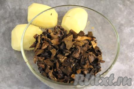 После того как сушёные грибы полежат в кипятке 15-20 минут, откинуть их на дуршлаг. Нарезать грибы на средние кусочки (или полоски) с помощью ножниц. Картошку очистить.