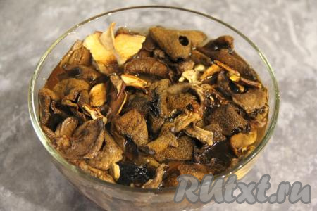 Промыть грибы несколько раз, меняя воду. Затем полностью залить сушёные грибы крутым кипятком и оставить на 15-20 минут.