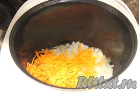 В чашу мультиварки с обжаренным луком добавить морковку, натёртую на крупной тёрке. Обжаривать овощи, не закрывая крышку мультиварки, минут 5 (морковь должна стать мягкой), не забывая иногда помешивать.
