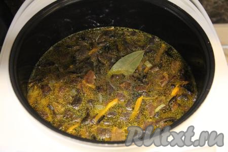 В чашу с грибами и овощами влить 2 литра воды комнатной температуры, перемешать, добавить лавровый лист, посолить. Закрыть крышку мультиварки и выставить режим "Суп" на 40 минут.