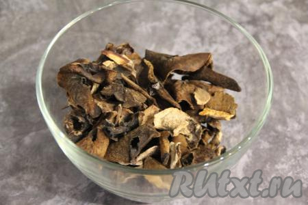 Сушёные грибочки выложить в миску.&nbsp;