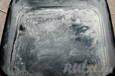 Форму для пирога смазать сливочным маслом (или маргарином) и обсыпать мукой. Остатки муки стряхнуть.