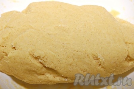 Полученное тесто скатать в один комок.