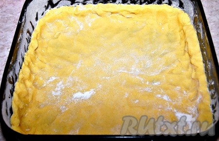 Тесто выложить в форму, разровнять по всей поверхности.