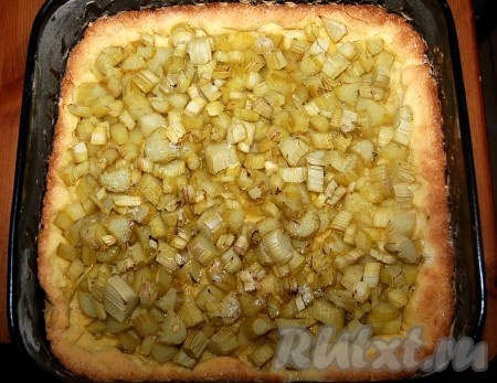 Через 30 минут вытащить пирог из духовки.
