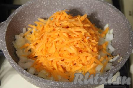 Затем выложить в сковороду морковку, натёртую на крупной тёрке.