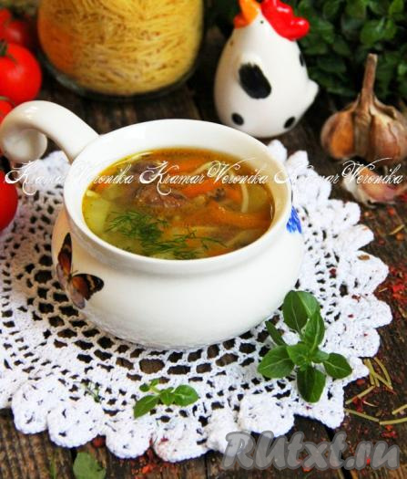 Разлить вкусный, насыщенный, аппетитный суп с куриными сердечками и вермишелью по тарелкам, дополнить нарезанной зеленью и подать к столу. Просто и сытно, обязательно попробуйте!