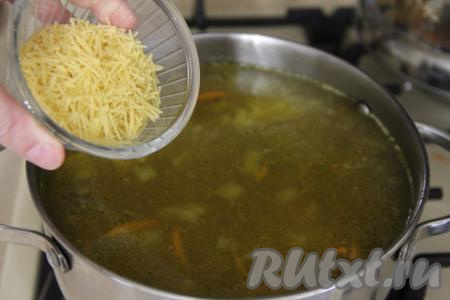 Посолить суп с куриными сердечками по вкусу, дать закипеть, добавить вермишель, перемешать, снова дать закипеть, а после этого проварить на небольшом огне 4-5 минут. Затем убрать с огня и, накрыв кастрюлю крышкой, дать настояться в течение 10 минут.