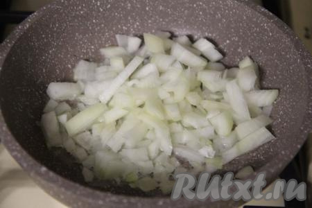 Пока варится картошка, обжарим морковку с луком. Для этого нужно в сковороде хорошо прогреть растительное масло, затем выложить в него мелко нарезанный лук и обжарить его, время от времени помешивая, на среднем огне в течение 5 минут (до прозрачности).