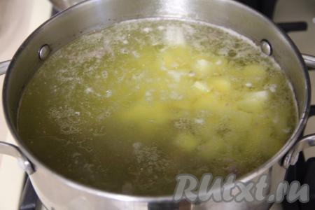 Выложить в кастрюлю картошку, дать закипеть и варить суп на небольшом огне минут 10-15.