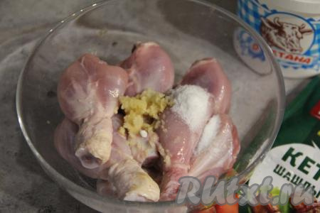Лук, чеснок и морковку очистить. Вымыть, обсушить куриные ножки, по желанию, снять с них кожу. Подготовленные ножки выложить в глубокую миску, добавить чеснок пропущенный через пресс, а также соль и специи (у меня - специи для курицы).