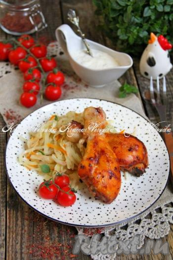 Мягкую, аппетитную капусту с сочными, нежными куриными ножками достать из духовки, разложить по тарелкам и подать к столу. Это вкусное и сытное блюдо позволит без лишних хлопот накормить всю семью!