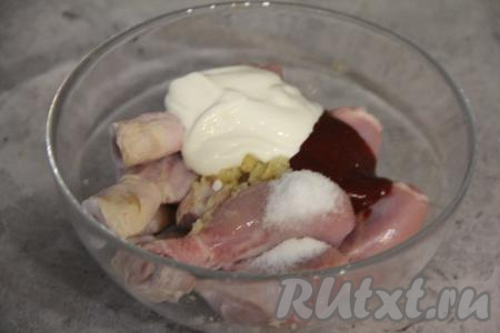 В эту же миску выложить сметану и кетчуп.