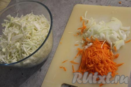 Капусту нарезать на тонкие полоски, лук - на четверть кольца (или полукольца). Натереть на крупной тёрке морковь.