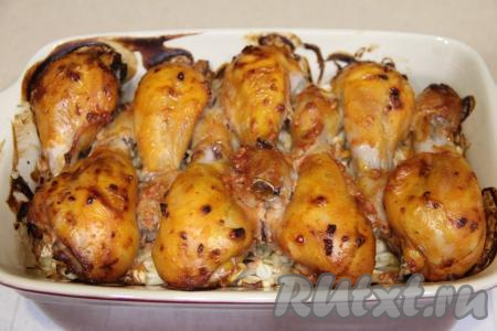 Форму с капустой и куриными ножками накрыть фольгой и поставить в разогретую духовку, запекать 25 минут при температуре 180 градусов, затем фольгу убрать и продолжать запекать ещё 20-25 минут.