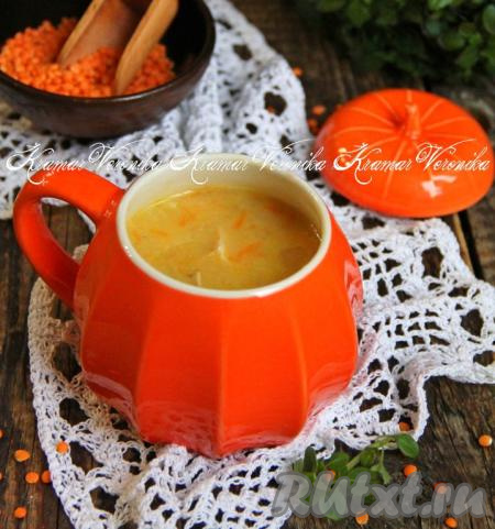 Бархатистый, насыщенный, вкусный сырный суп с чечевицей разлить по тарелкам и подать к столу.