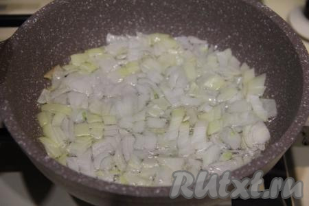 Пока варится картофель, обжарим овощи. Для этого в сковороде нужно прогреть немного растительного масла, выложить в него мелко нарезанный лук, обжарить его, иногда помешивая, в течение 5 минут (до прозрачности) на среднем огне.