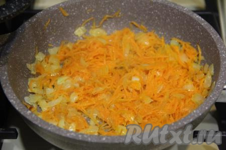 Обжаривать овощи минут 5 (до мягкости моркови), помешивая.