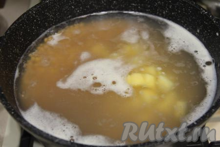 После того как чечевица проварится 10 минут, добавить в кастрюлю картошку, дать закипеть супу и варить 10-15 минут на небольшом огне.