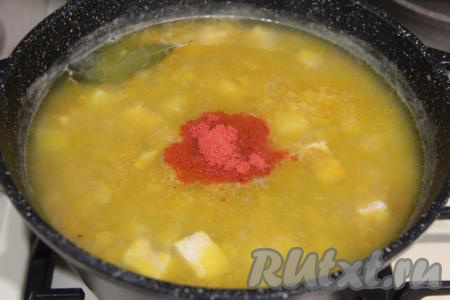 В чечевичный суп добавить лавровый лист, дать закипеть и варить на небольшом огне 5 минут. Затем добавить специи по вкусу (у меня - паприка), перемешать.